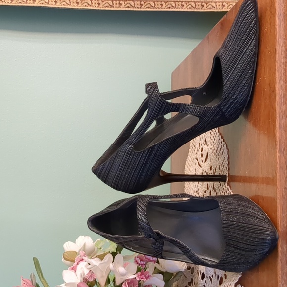 Stuart Weitzman Shimmer Thread Heel Sz. 9 - Picture 1 of 10